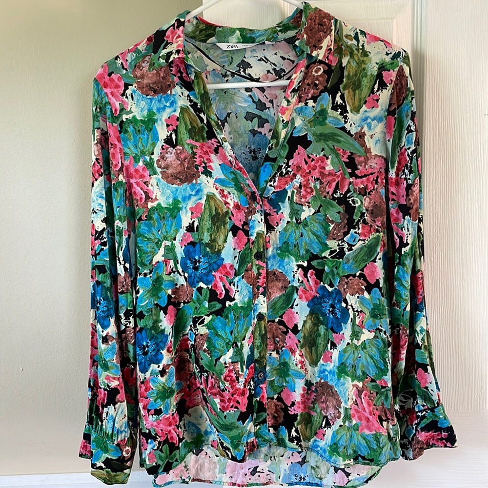 Zara floral print top / blouse. Lightweight and comfortable.